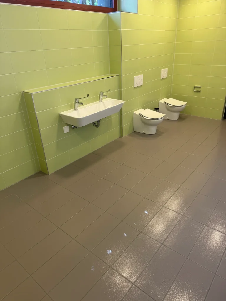 Hygienische Reinigung in gewerblichem Sanitärbereich