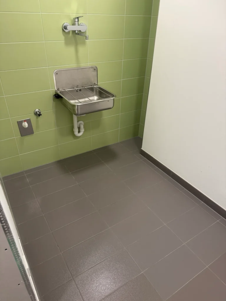 Hygienische Reinigung in gewerblichem Sanitärbereich