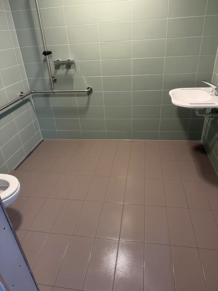 Hygienische Reinigung in gewerblichem Sanitärbereich