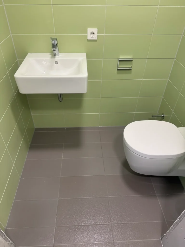 Hygienische Reinigung in gewerblichem Sanitärbereich
